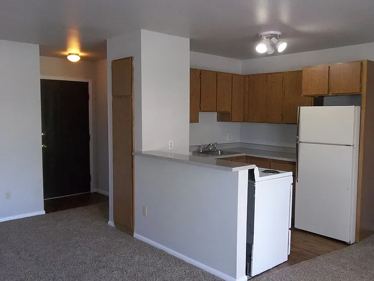 524 W Laurel St — Photo 3