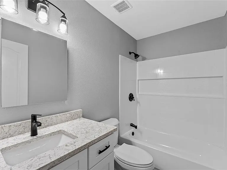 2441 S Mills Ave — Photo 6