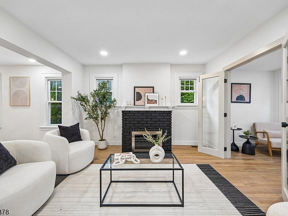 4th image of 210 Paterson Ave