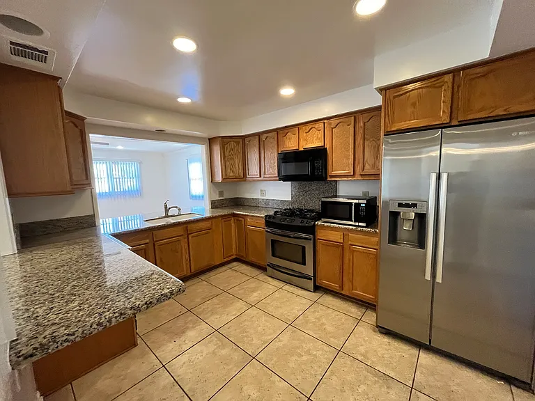 14525 Greenworth Dr — Photo 20