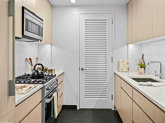 3rd image of 200 W 67th St APT 19F