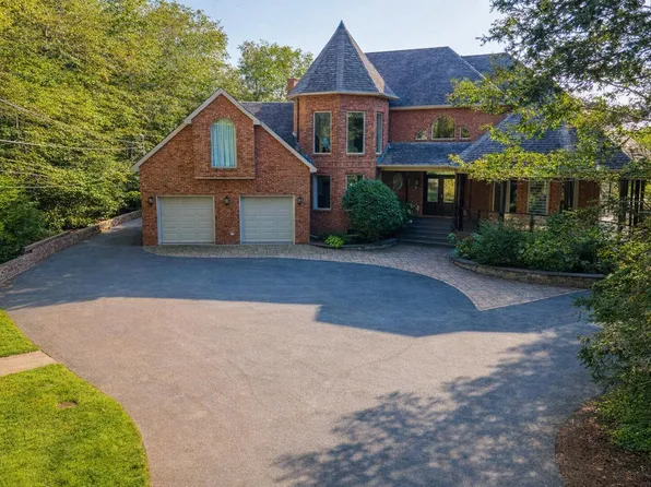 22 Nottingham Ln, Fall River, NS B2T 1A4