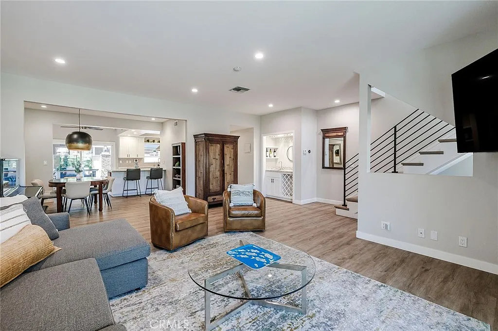 3 bed, 3.5 bath, 2389 sqft, $9,800 — Photo 3
