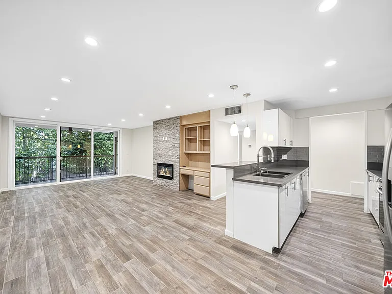911 N Kings Rd #112 — Photo 3