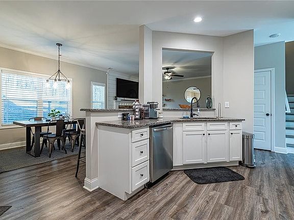 3rd image of 81 Roundtree Ct