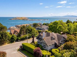 318 Newport Ave, Oak Bay, BC V8S 5C5