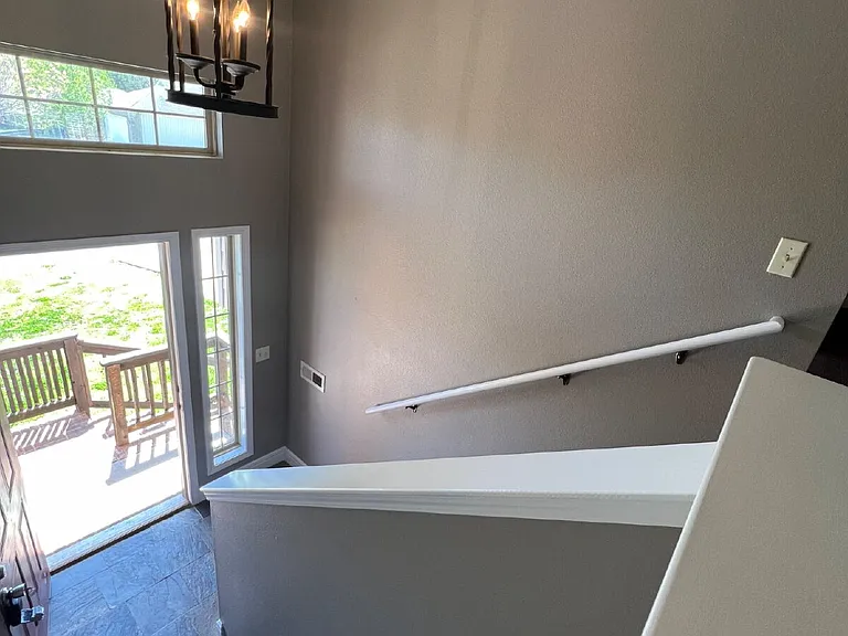 260 Roundhill Rd — Photo 2