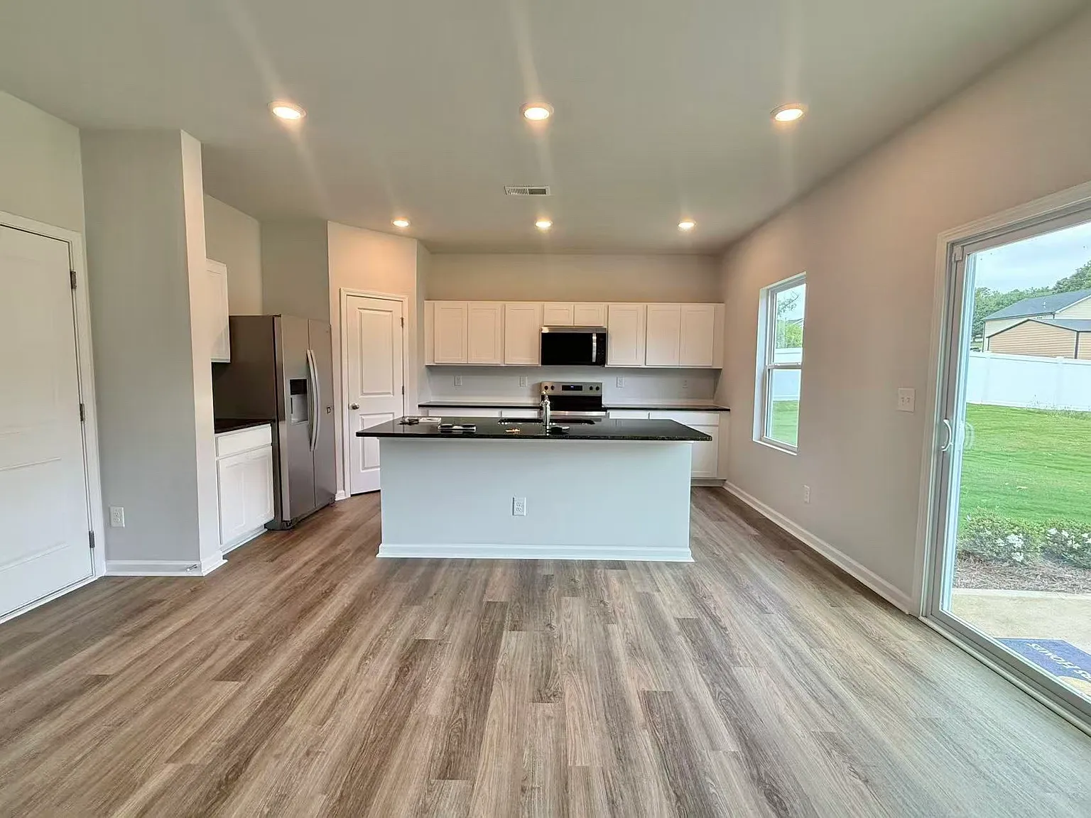 4 bed, 2500 sqft, $2,300 — Photo 3