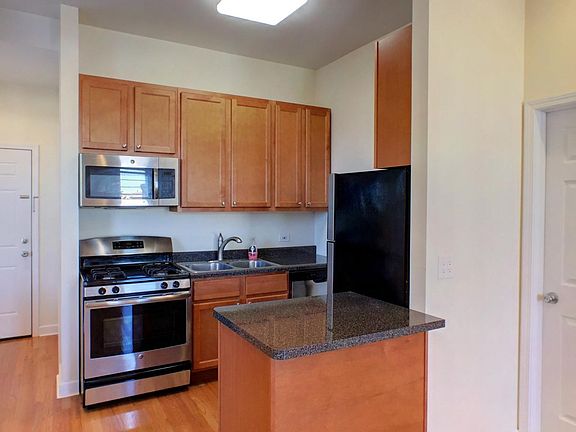 4th image of 1037 N Wood St #3R