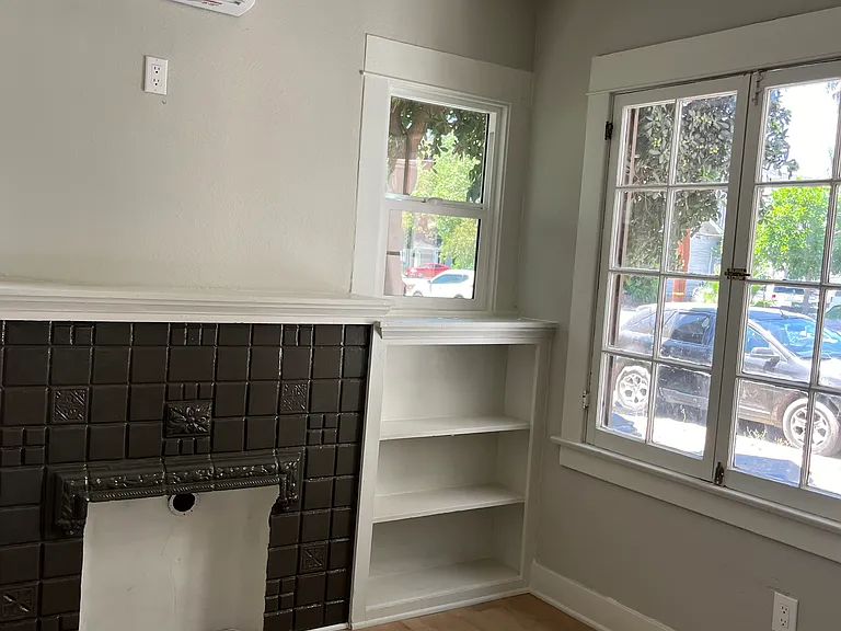 228 W Pearl St — Photo 4