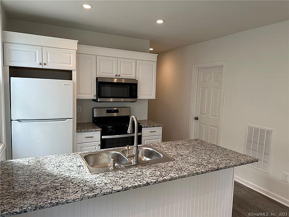 4th image of 761 Brewster St #3