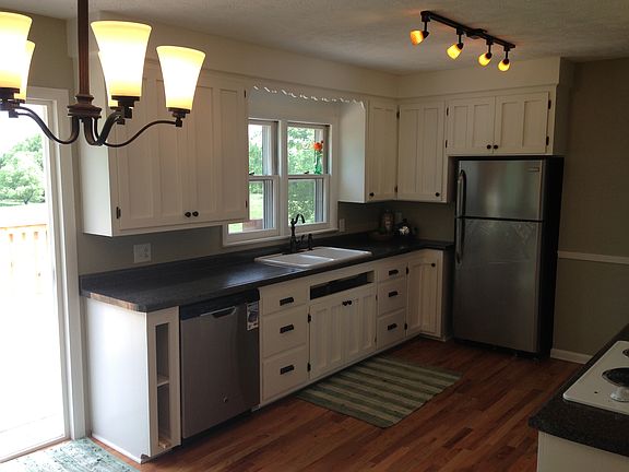 'Vintage' white/s.s. kitchen