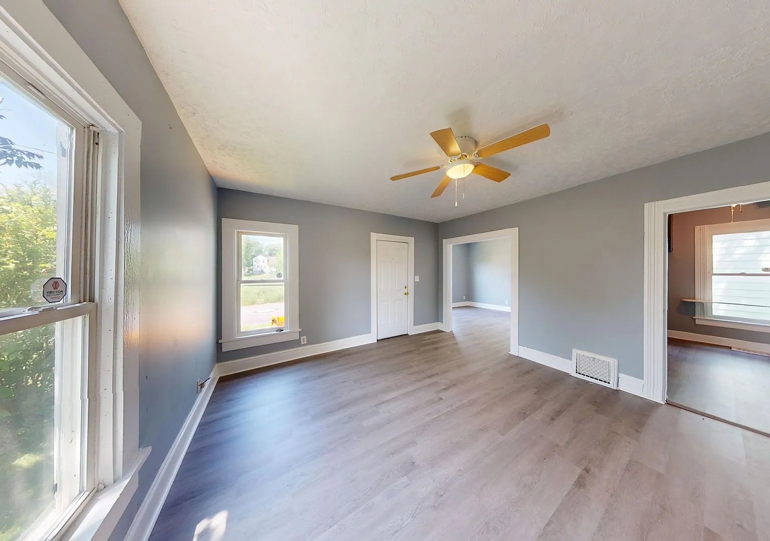 Coming soon-Freshly updated, 2 or 3 bedroom in Mansfield schools — Photo 2