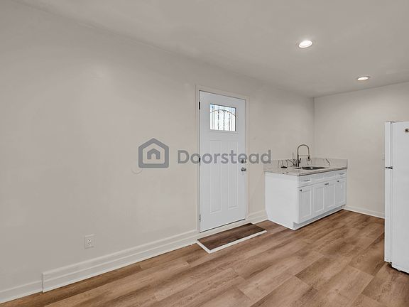 4th image of 3630 1/2 W 60th St #Adu