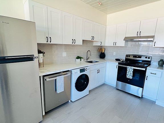 3rd image of 450 Redwood Ave APT 19