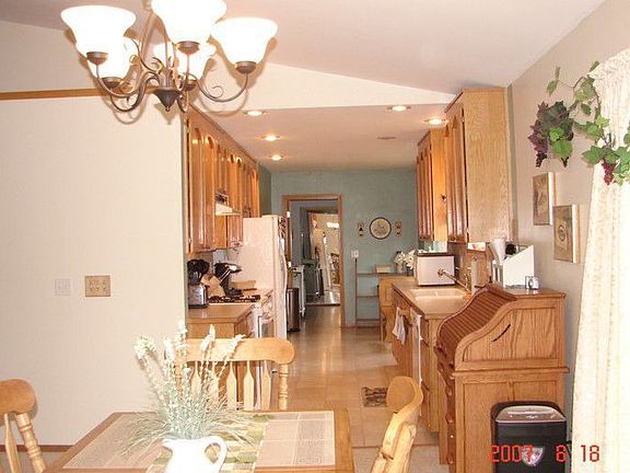 Spacious County Kitchen