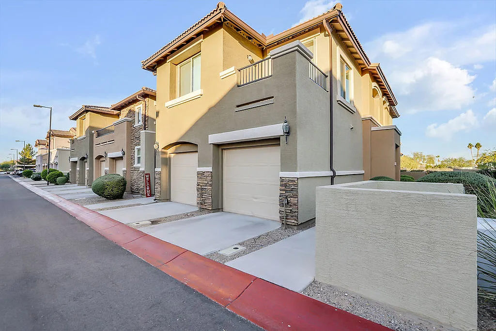 2 bed, 948 sqft, $1,700 — Photo 2