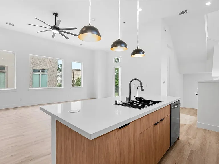 3405 Hutchins St — Photo 3