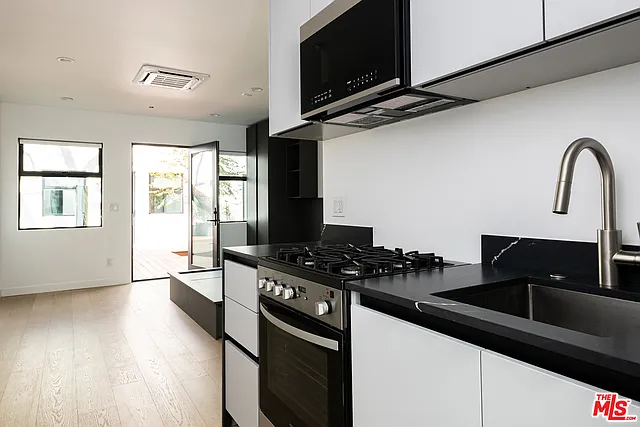 1325 Cabrillo Ave #4 — Photo 11