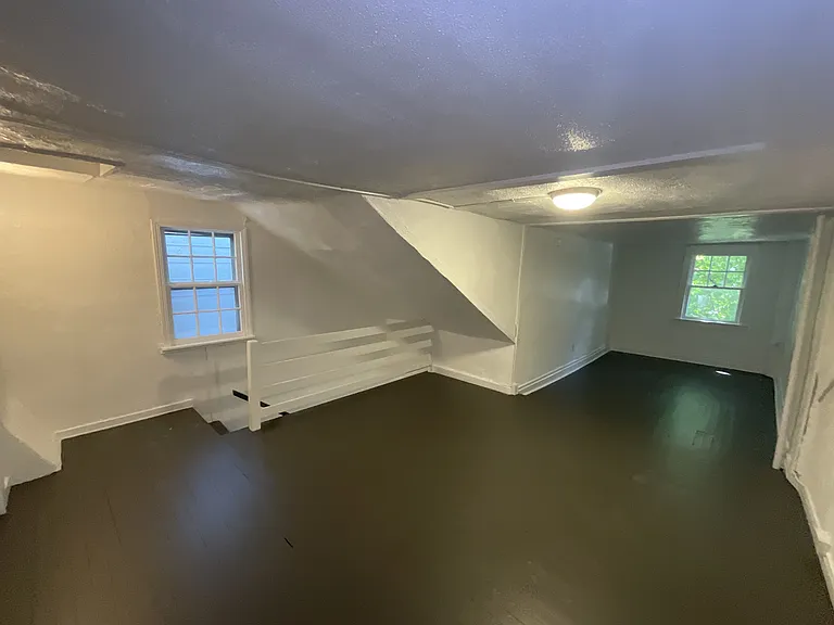 330 W King St — Photo 8