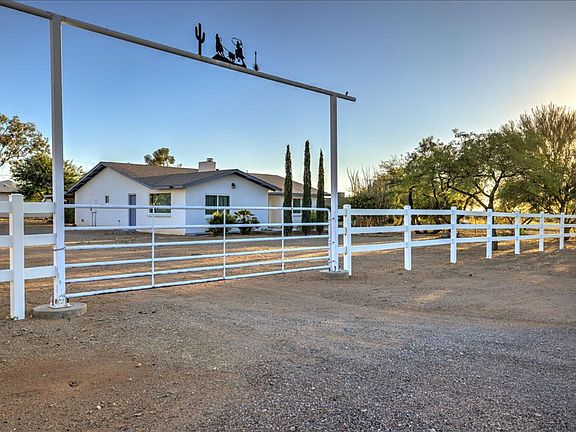 5th image of 2442 E Roslyn Ln