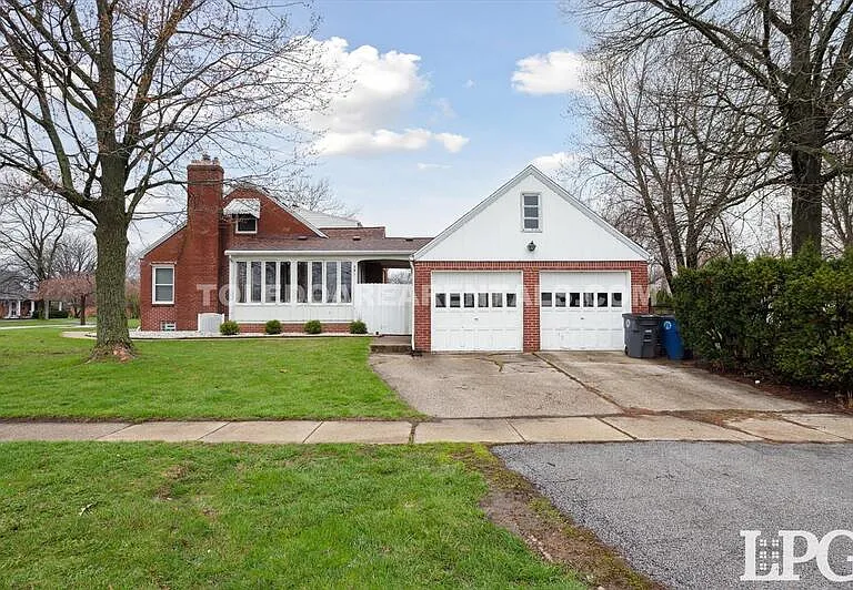 391 Perry Dr — Photo 3