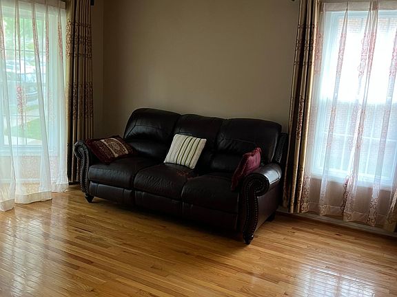 3rd image of 4777 Gainsborough Dr