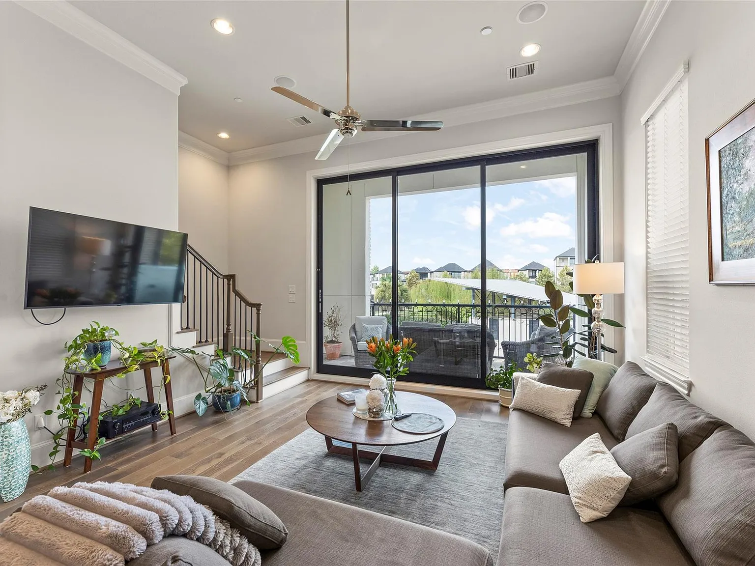 3 bed, 4.5 bath, 2691 sqft, $4,400 — Photo 2