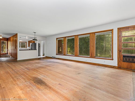 3rd image of 23161 Valley View Dr