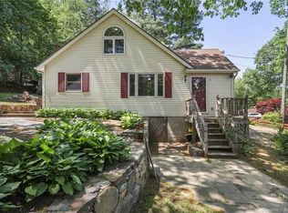 11 Longview Ter, Sandy Hook, CT 06482