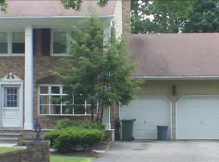 28 Forsythia Ln #B, Paramus, NJ 07652