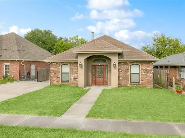 211 E Urquhart St, Chalmette, LA 70043