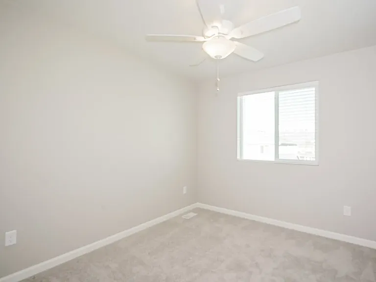 33 N Riverside Dr — Photo 5