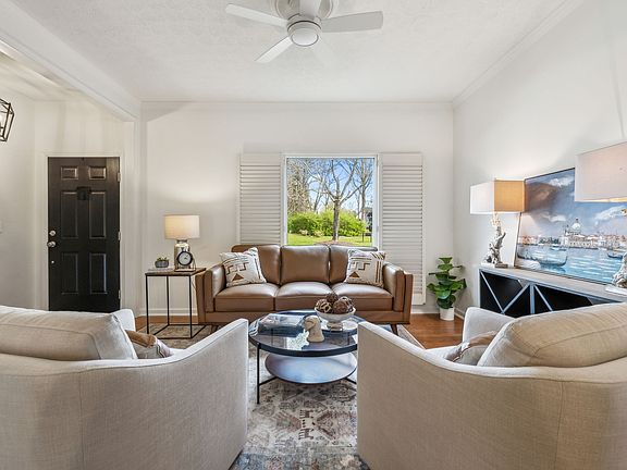 4th image of 102 Foxborough Sq W