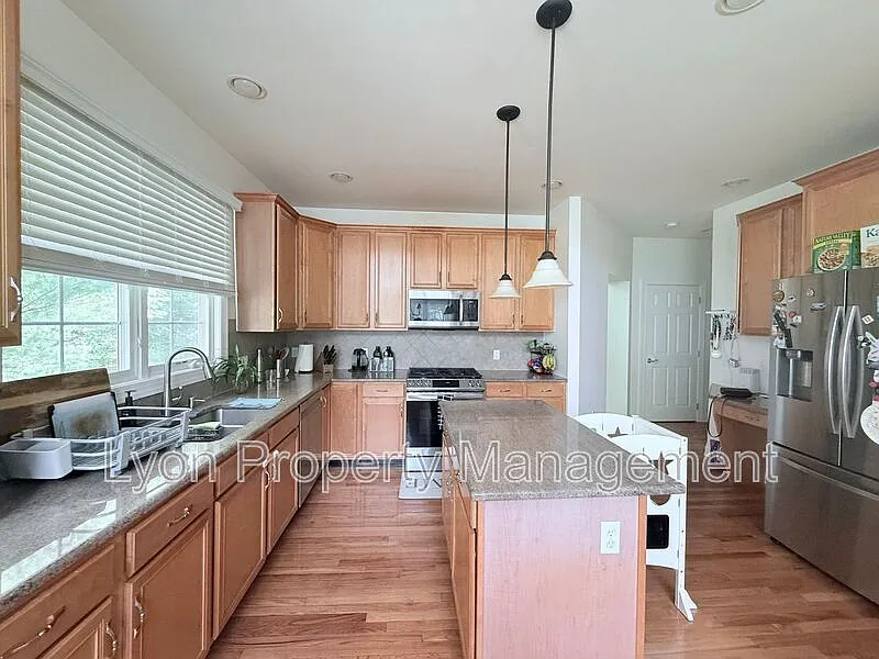 3 bed, 2.5 bath, 2250 sqft, $4,395 — Photo 3