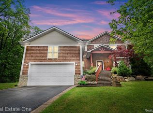 9327 Van Antwerp Rd, Brighton, MI 48116