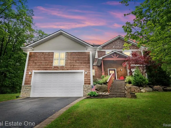 9327 Van Antwerp Rd, Brighton, MI 48116