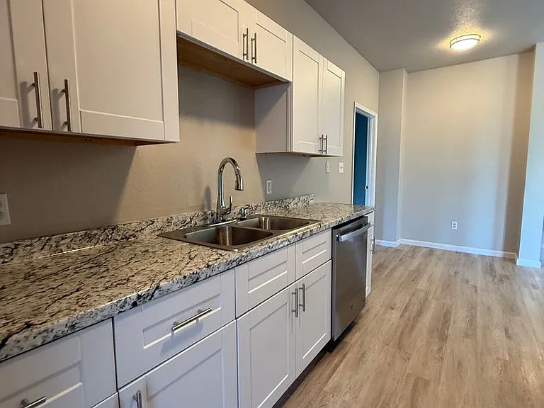 129-131 Collett Ct — Photo 17