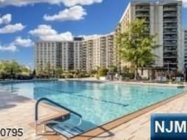 2 Claridge Dr APT 10IW, Verona, NJ 07044