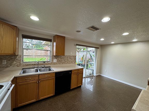 5th image of 3633 Truman Dr