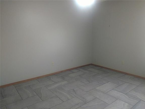 4th image of 513 Fir Dr