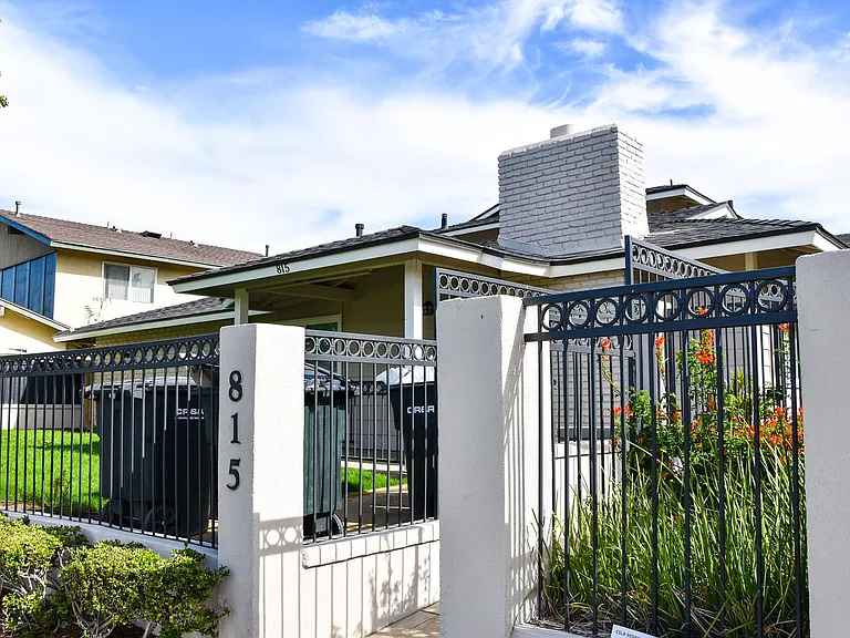 815 N Olive St — Photo 33