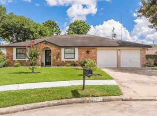 2307 Heritage Bend Ct, Webster, TX 77598