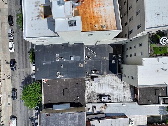 4th image of 328 Main Street