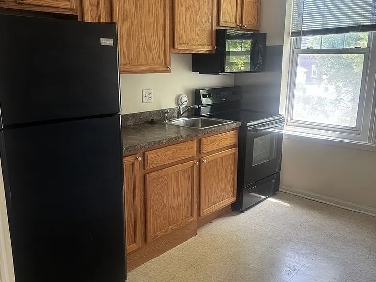 717 Center St — Photo 3