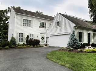 129 Whitepine Ct, Paramus, NJ 07652