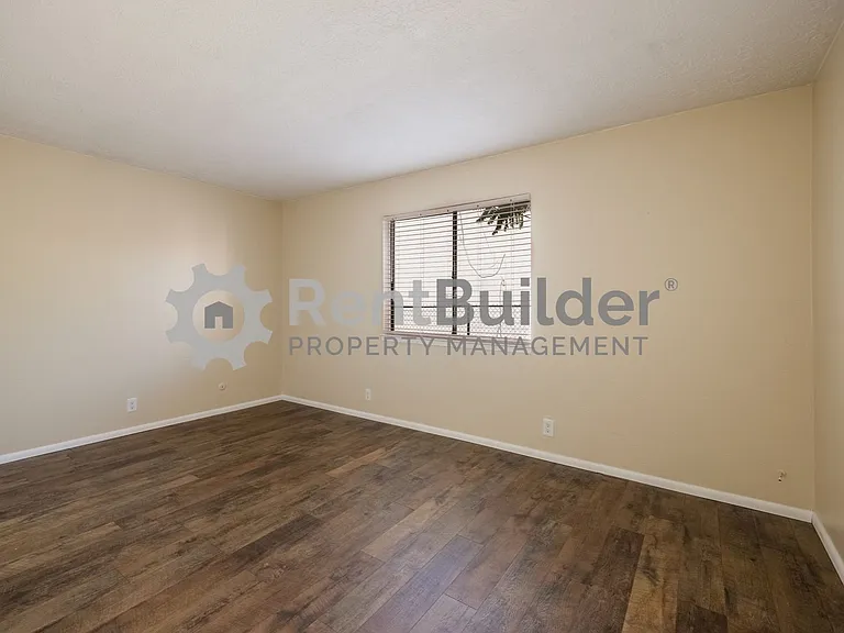 301 Geraldine Loop SE — Photo 12