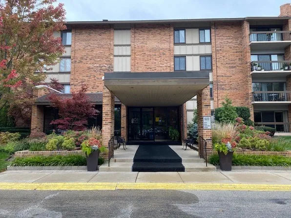 201 Lake Hinsdale Dr APT 110, Willowbrook, IL 60527