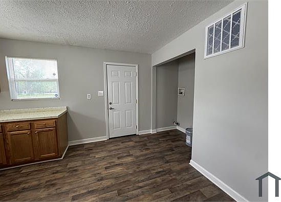 5th image of 3039 Sutherland Ave