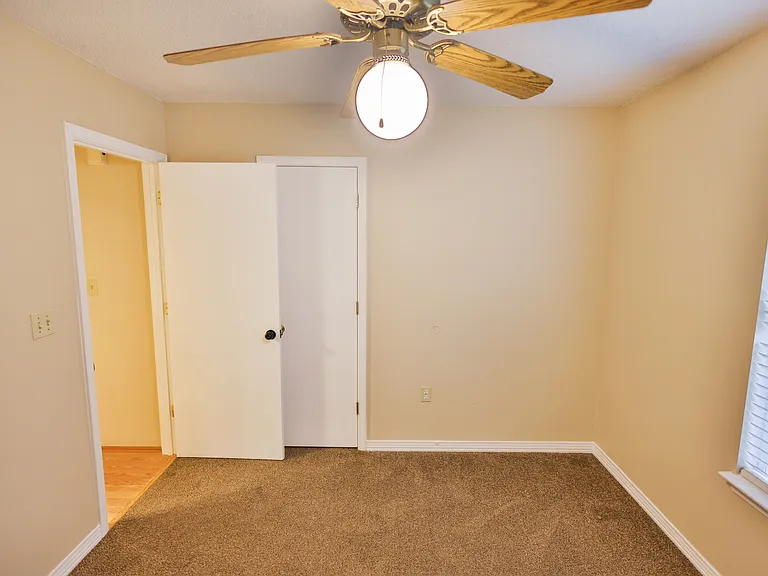 213 Pinoak Ct W — Photo 5
